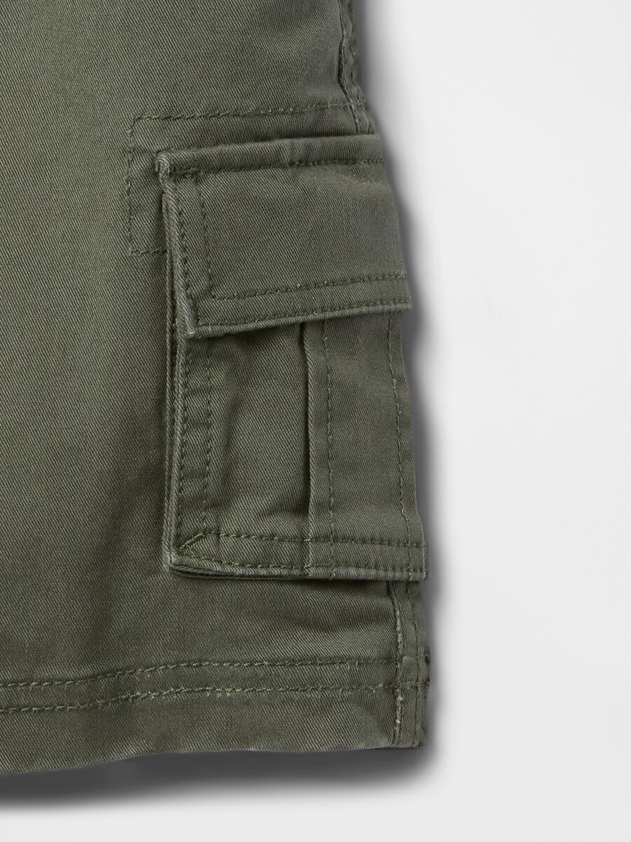 Green cargo pocket bermuda shorts for children_3