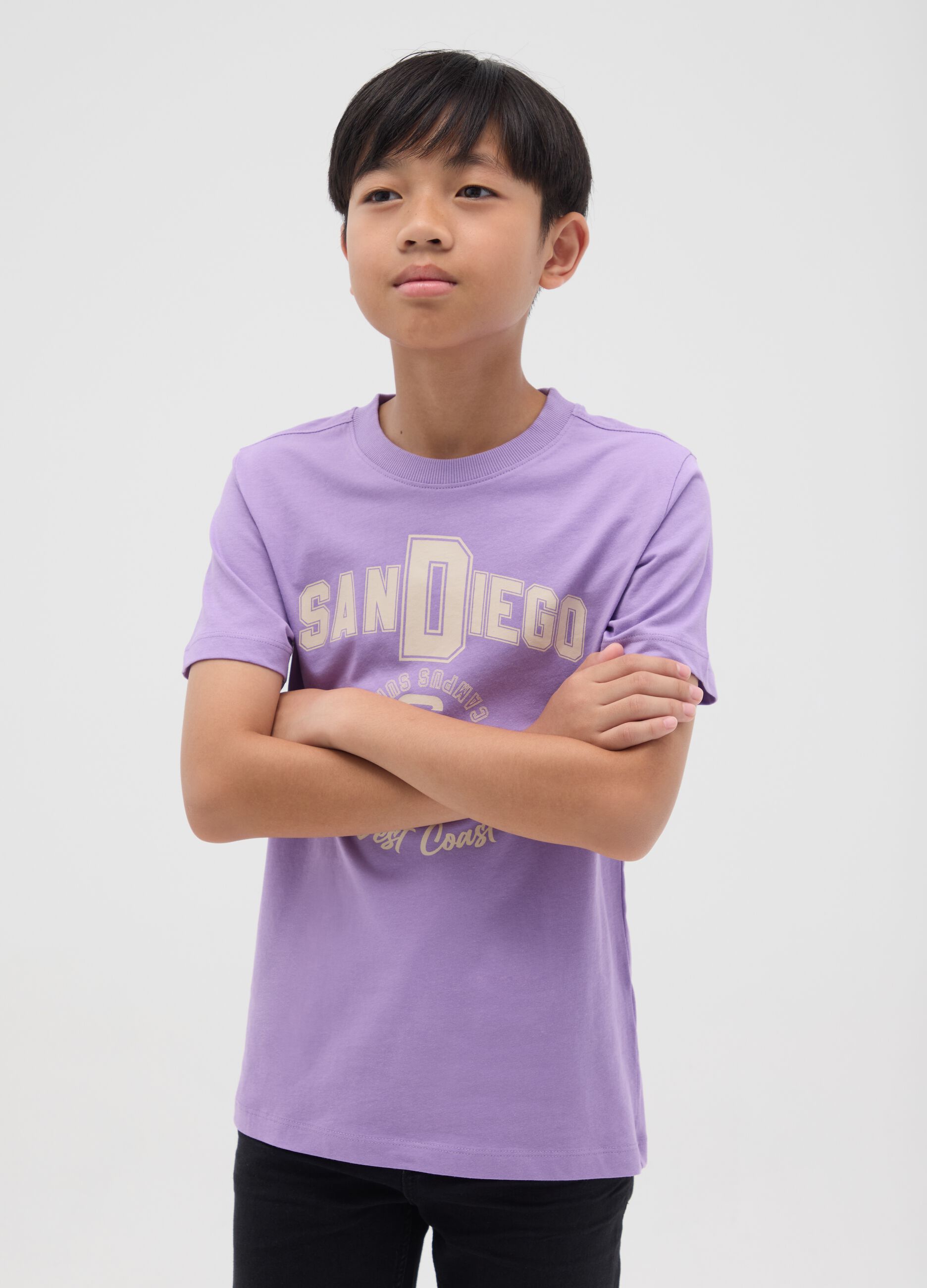 T-shirt viola in cotone bio con stampa lettering