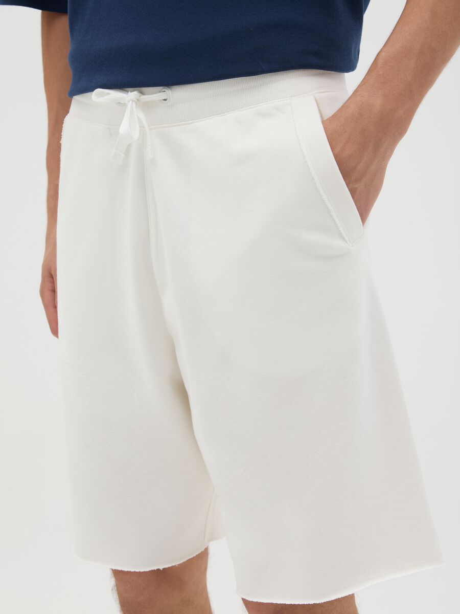 Men's white cotton bermuda shorts - regular fit_2