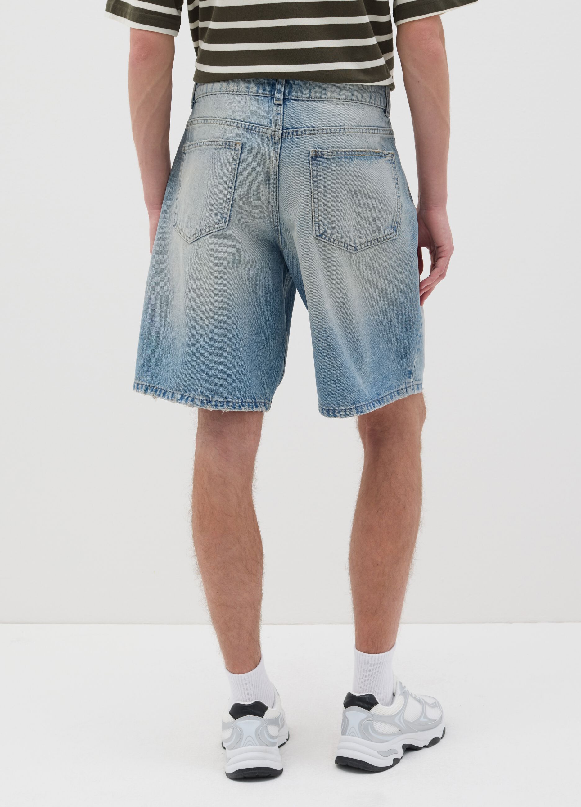Shorts in denim blu con dettagli strappati