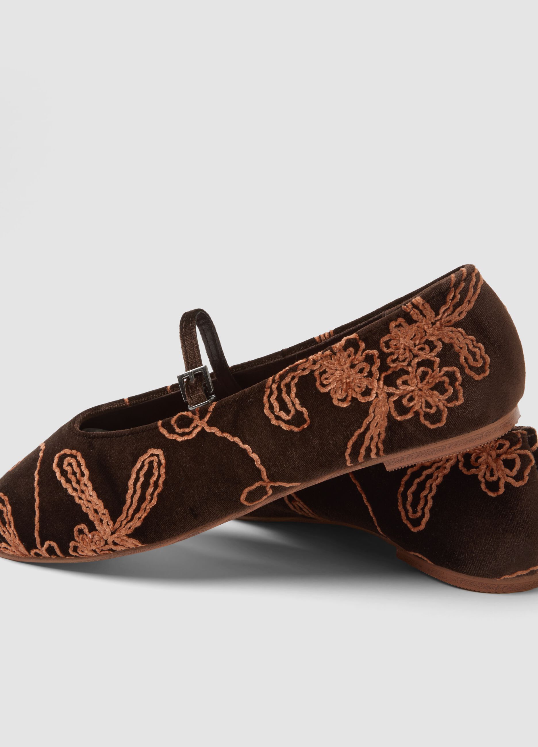 Brown ballerina flats with strap and floral embroidery
