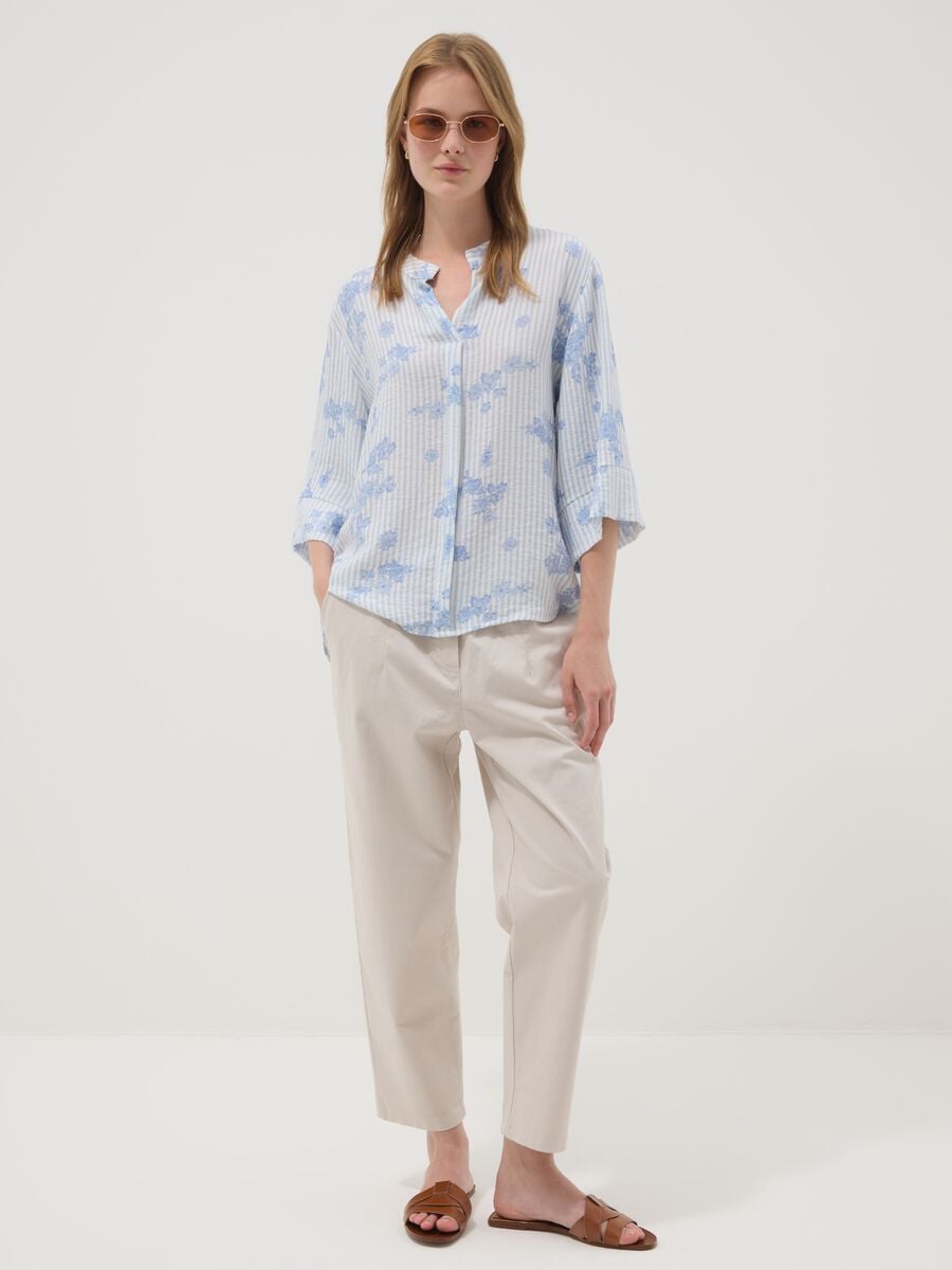 Blusa a righe bianca e azzurra in misto viscosa con fiori regular fit_2