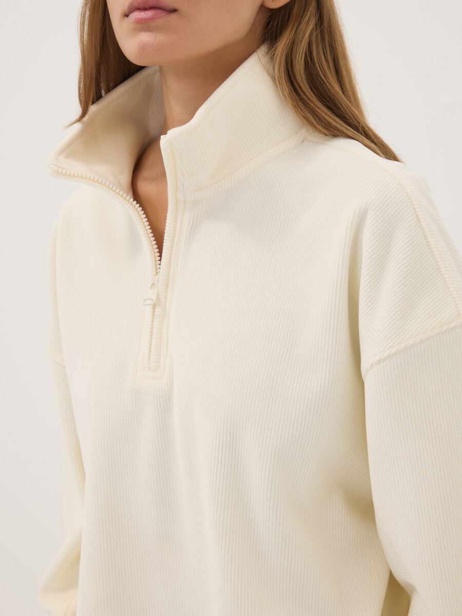 Maglia bianca in tessuto elasticizzato con collo serafino_2