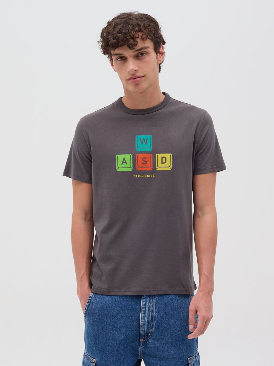 T-shirt with “It’s what moves me” print_0