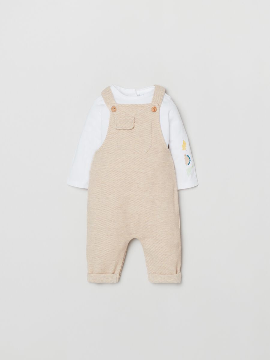 Set t-shirt con stampa e salopette_0