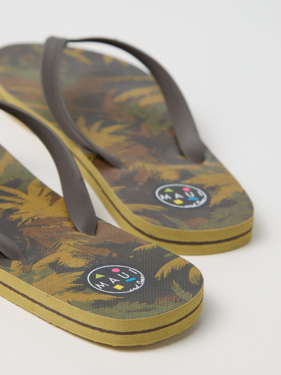Maui and Sons flip flops with tropical motif_2