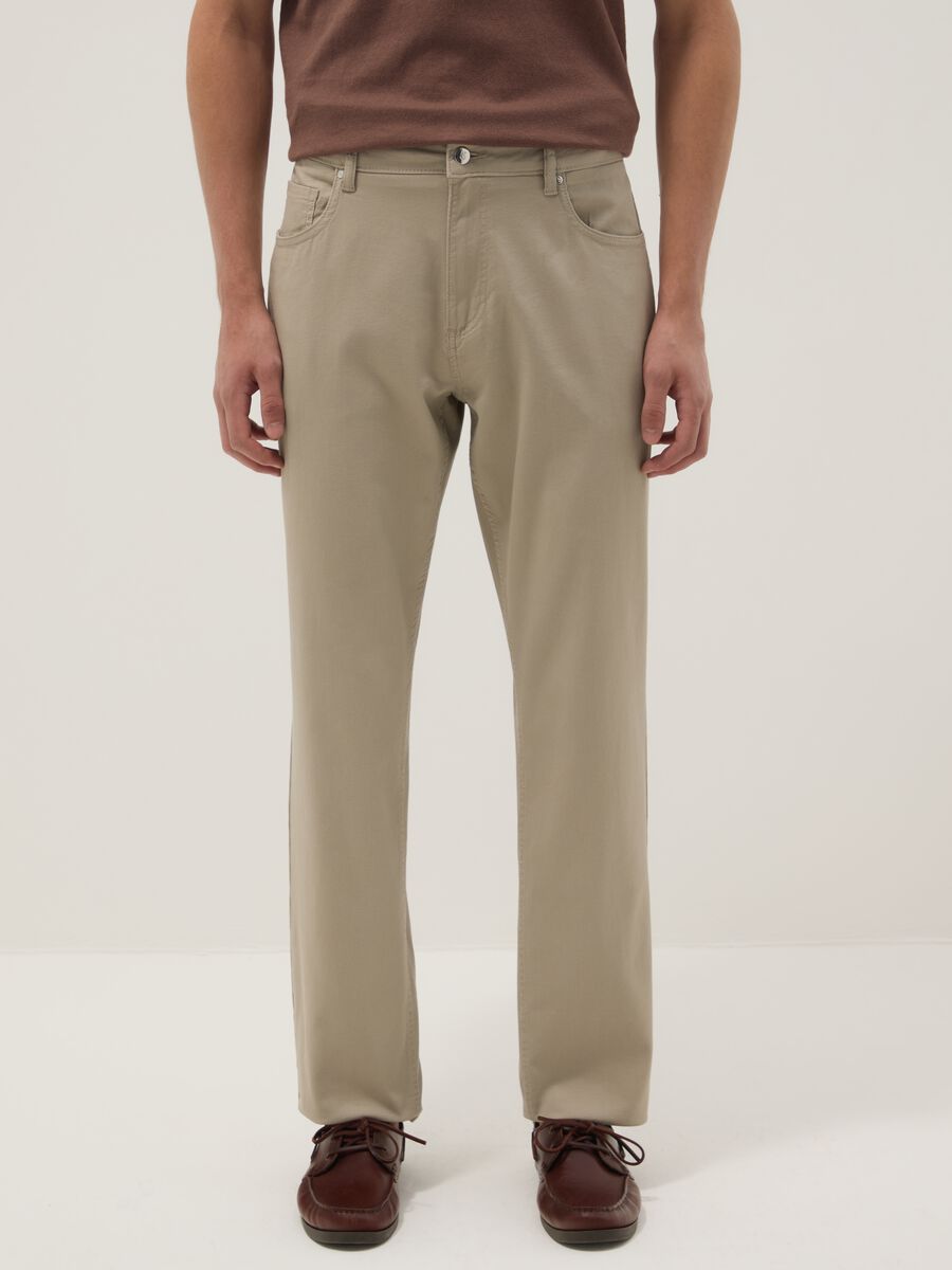 Pantaloni beige in cotone elasticizzato regular fit_1