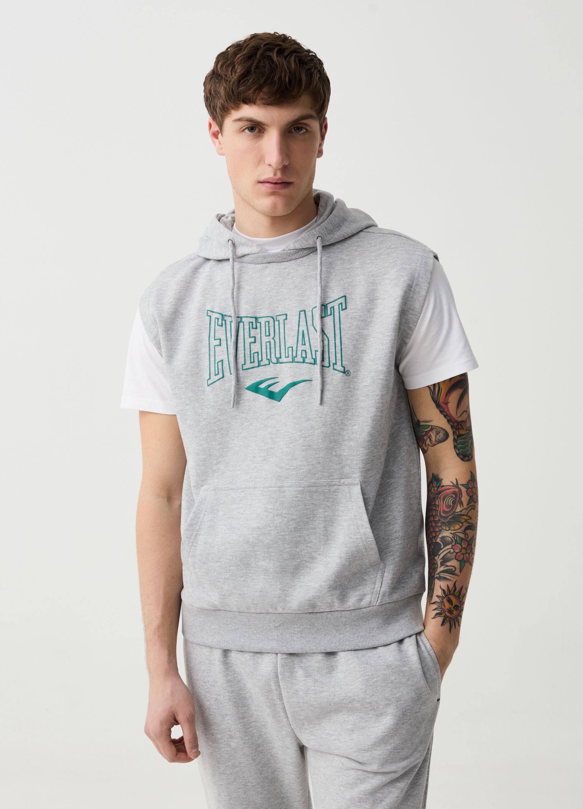 Sleeveless sweatshirt with hood and logo print