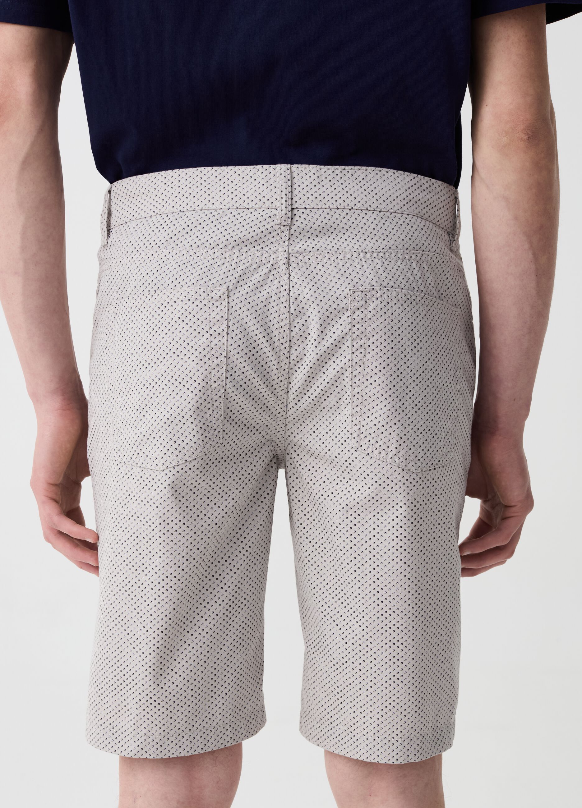 Bermuda shorts with micro pattern and five pockets