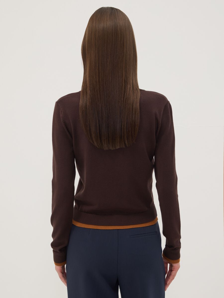 Maglia marrone in misto viscosa con colletto polo regular fit_3