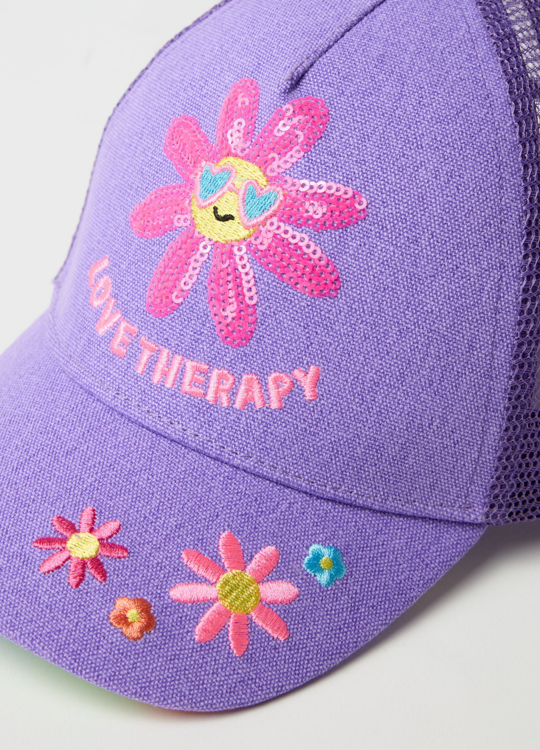 Baseball cap with flowers embroidery