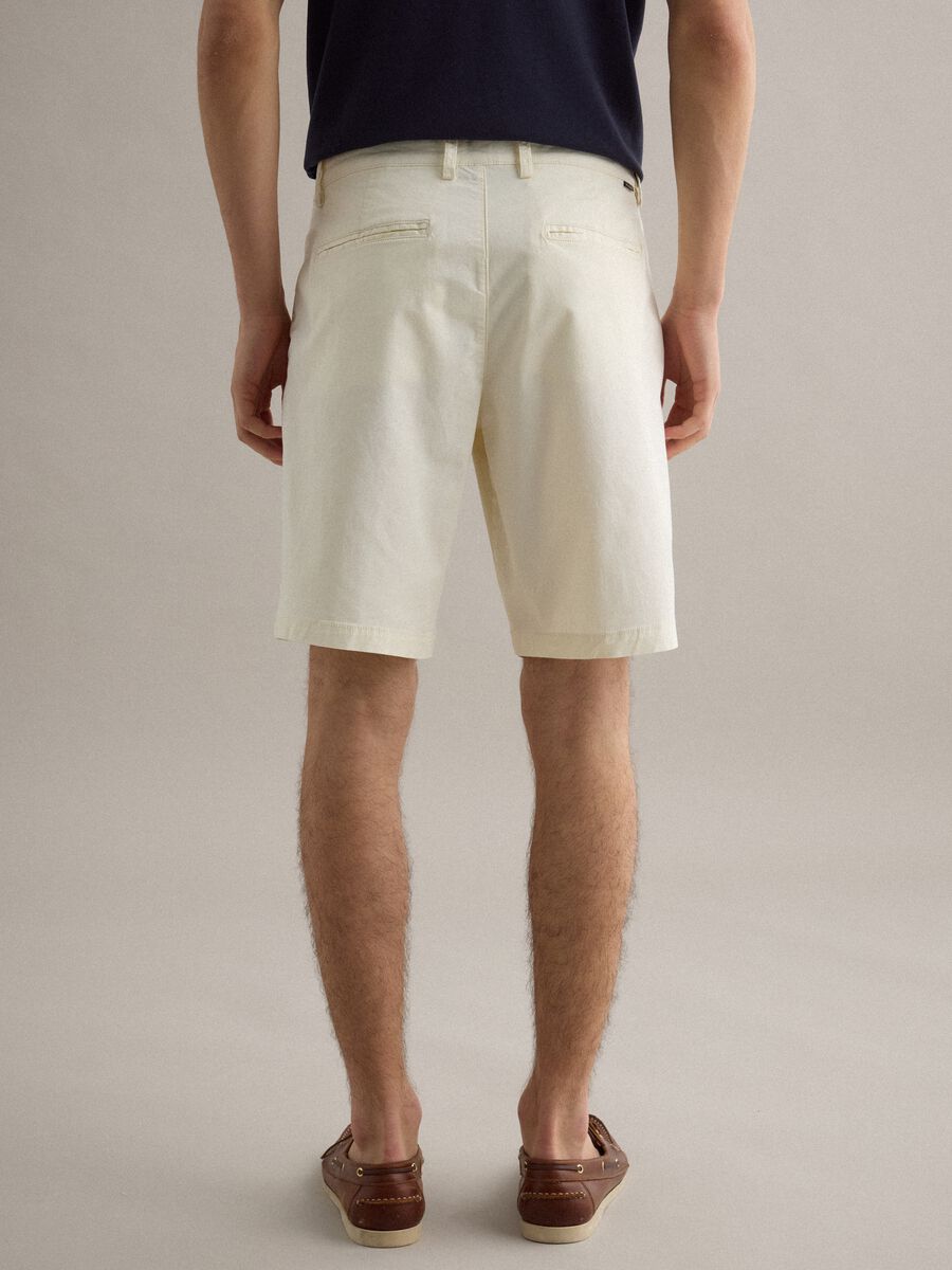Shorts chino in cotone elasticizzato bianco regular fit_3