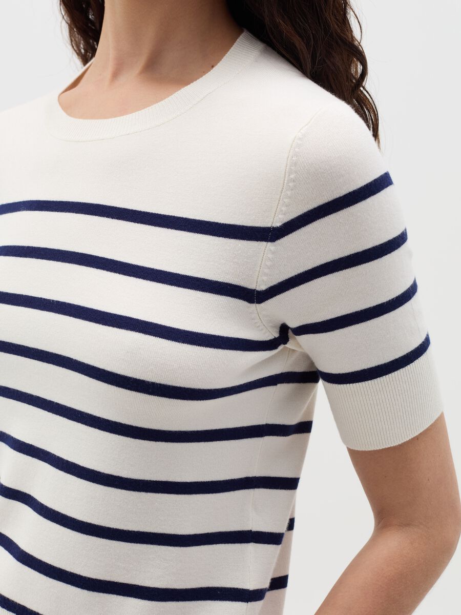 Short-sleeved top with striped design_2