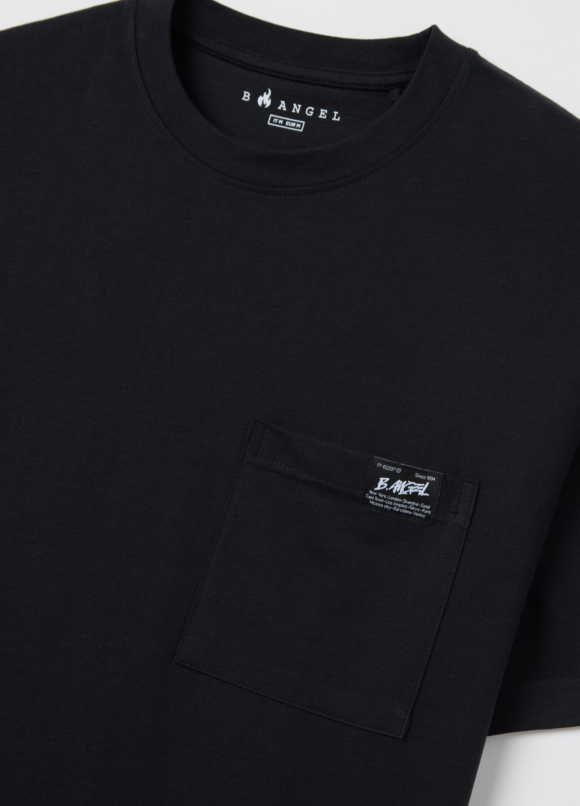 T-shirt in cotone con tasca