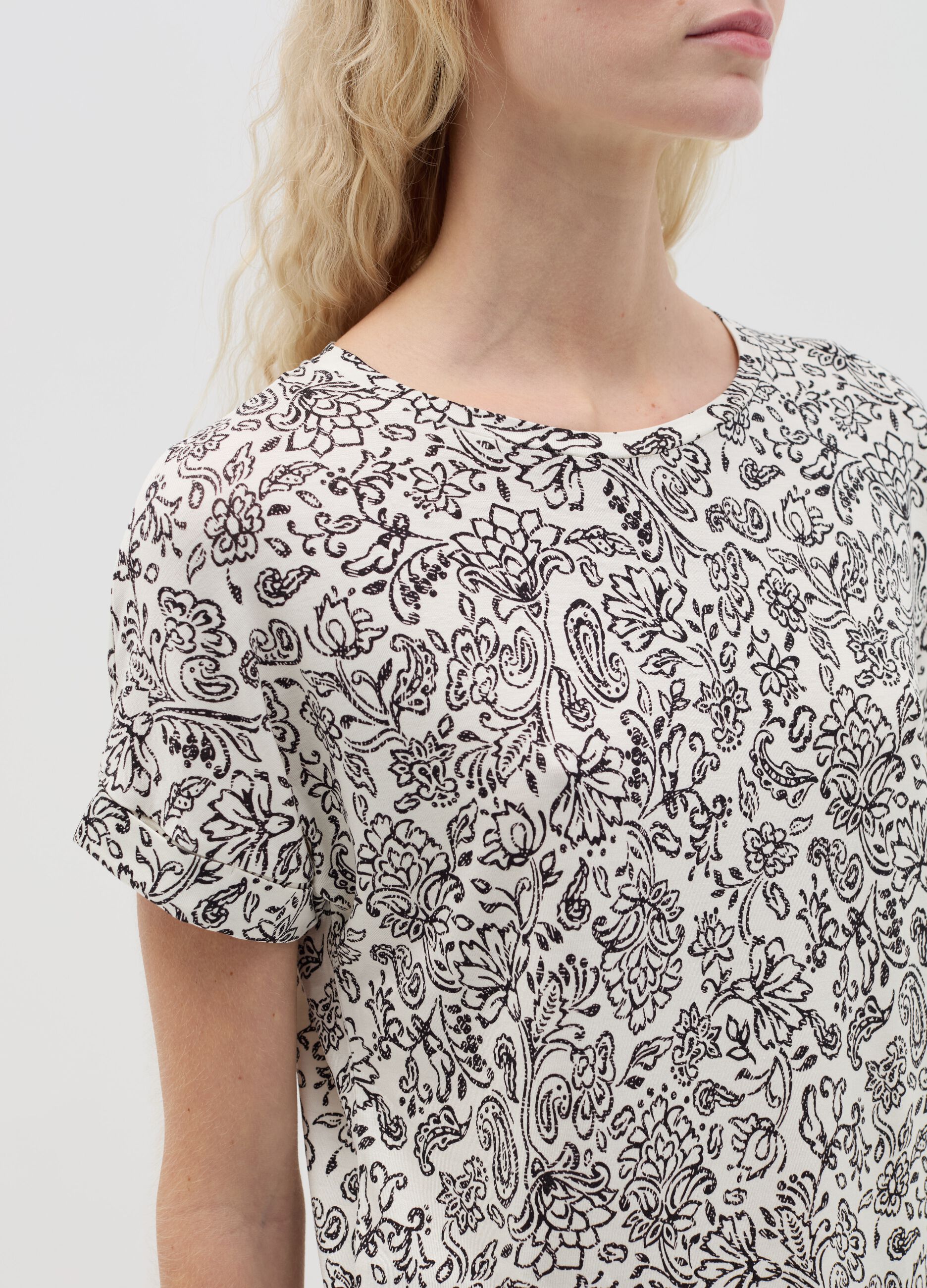 T-shirt with short sleeves and floral print