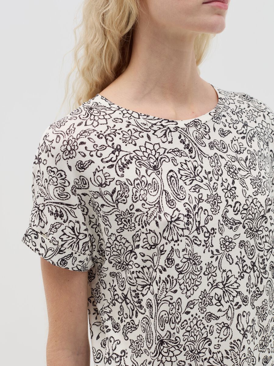 T-shirt with short sleeves and floral print_2