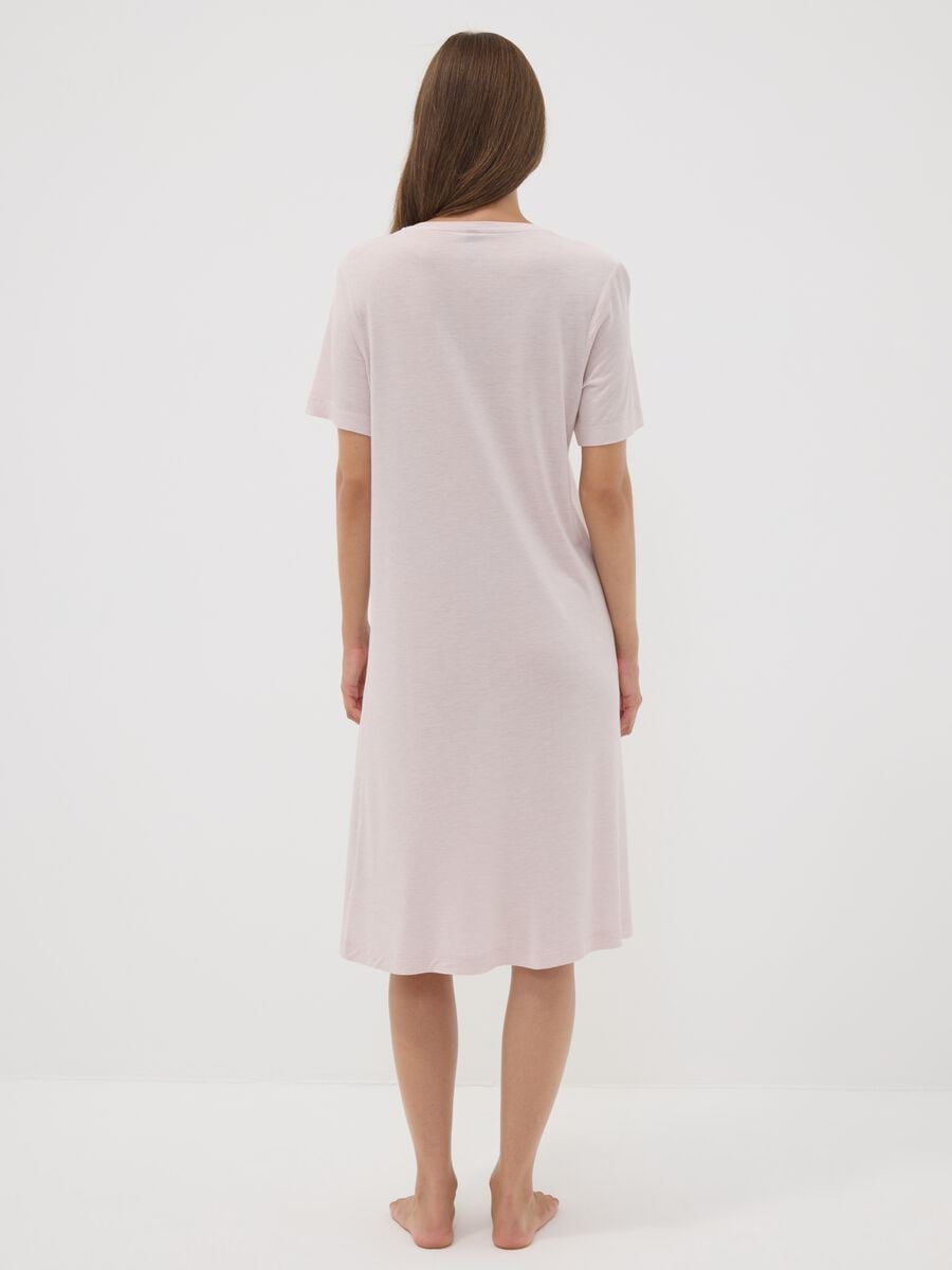 Camicia da notte rosa in pura viscosa con scollo a V_3