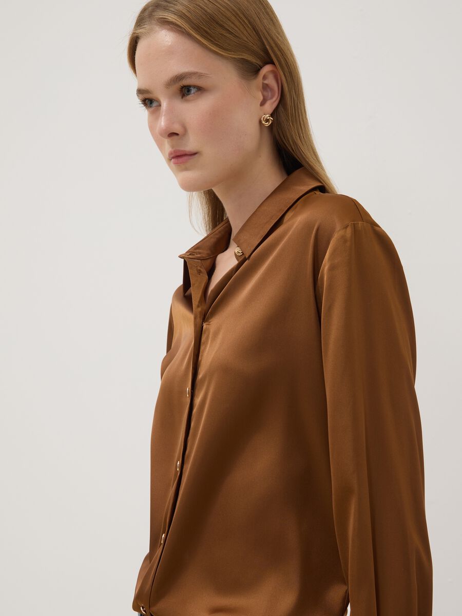 Camicia marrone in tessuto elasticizzato con collo classico_1
