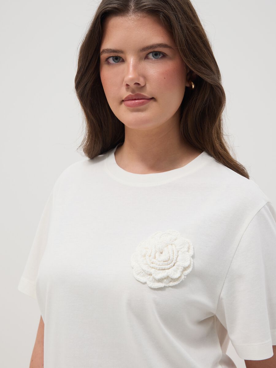 Regular fit pure white cotton T-shirt with appliqued flower_0
