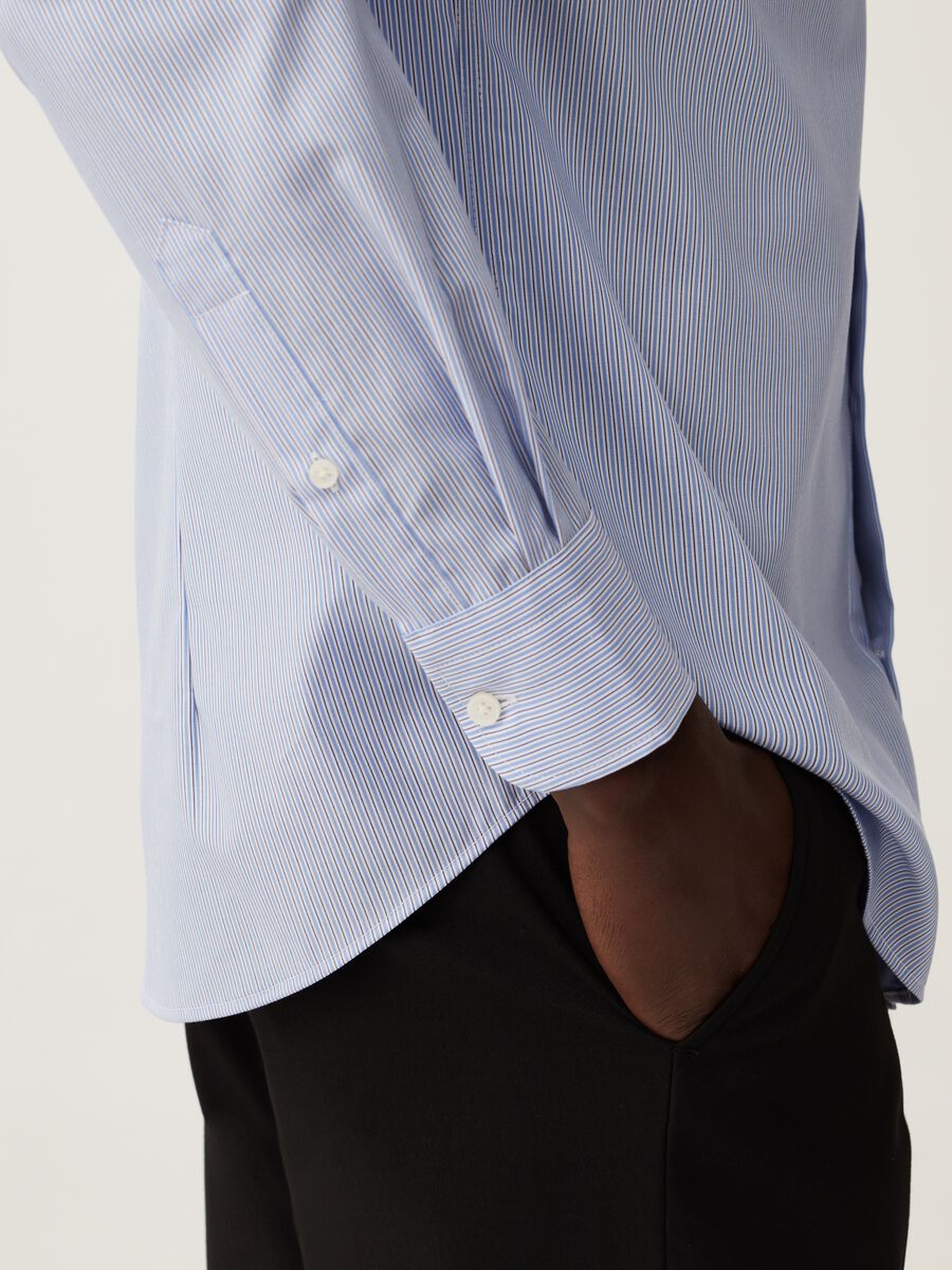 Slim-fit, no-iron shirt in fine striped cotton_3