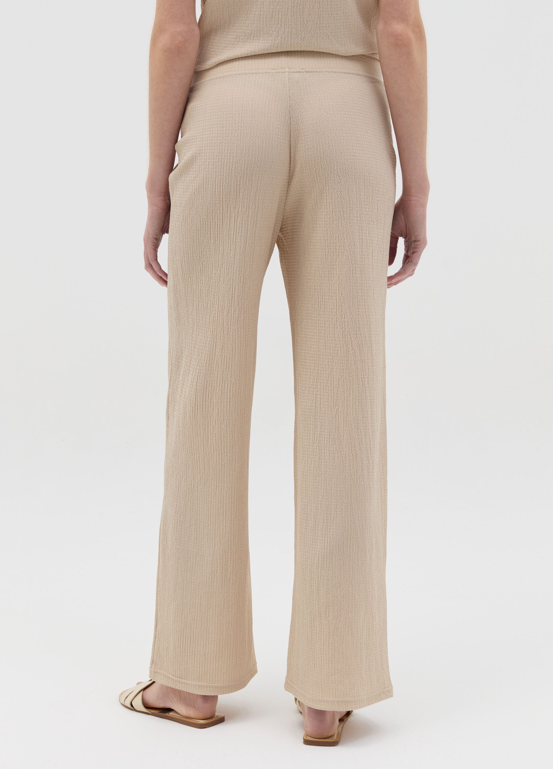 Pantalone a gamba larga beige con trama waffle