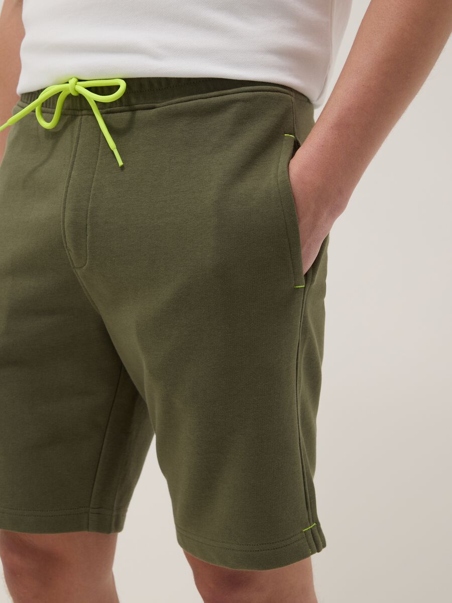 Bermuda verdi in misto cotone con vita elasticizzata_3