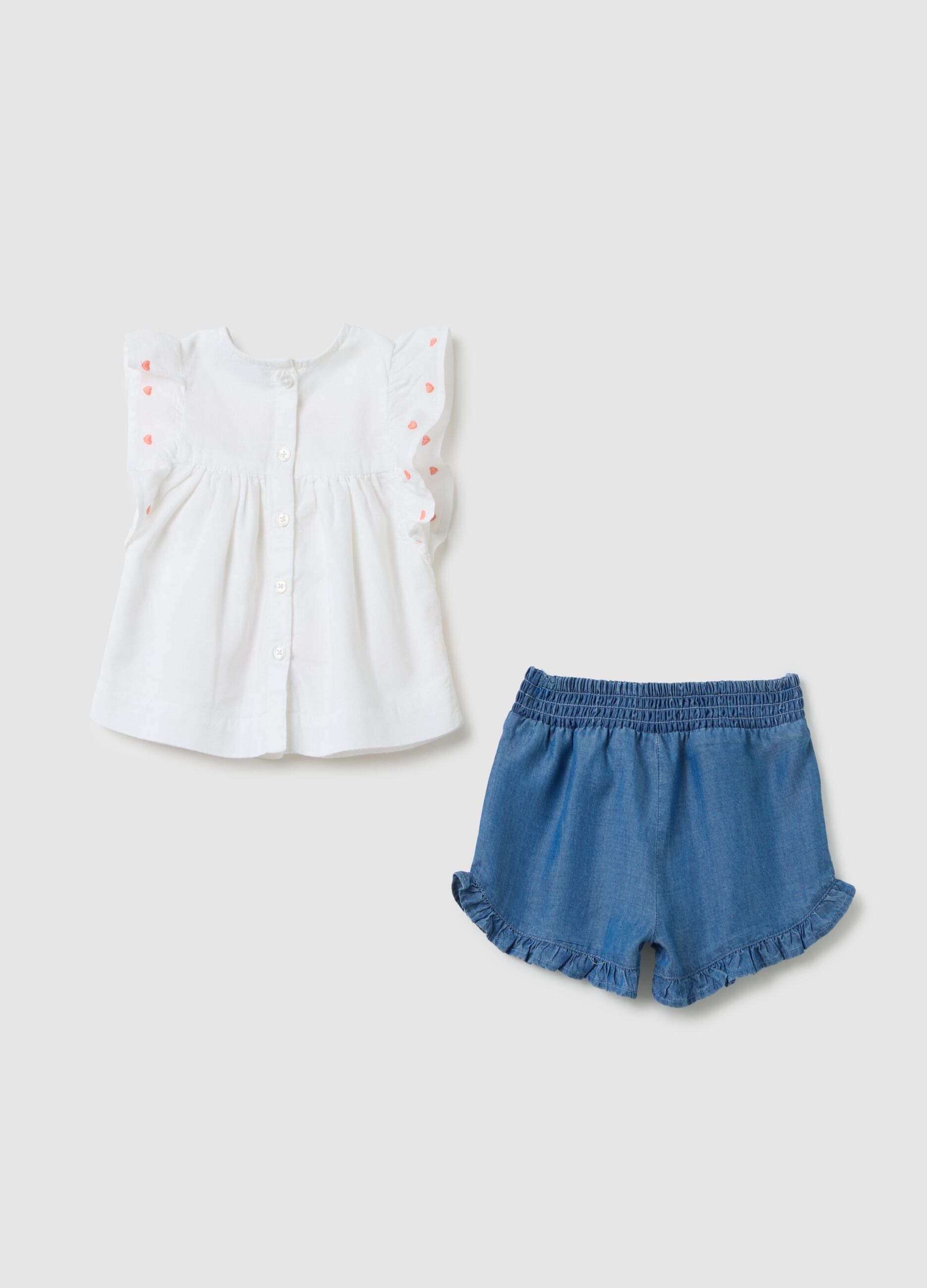 Completo da neonata con top in puro cotone bianco e shorts in denim