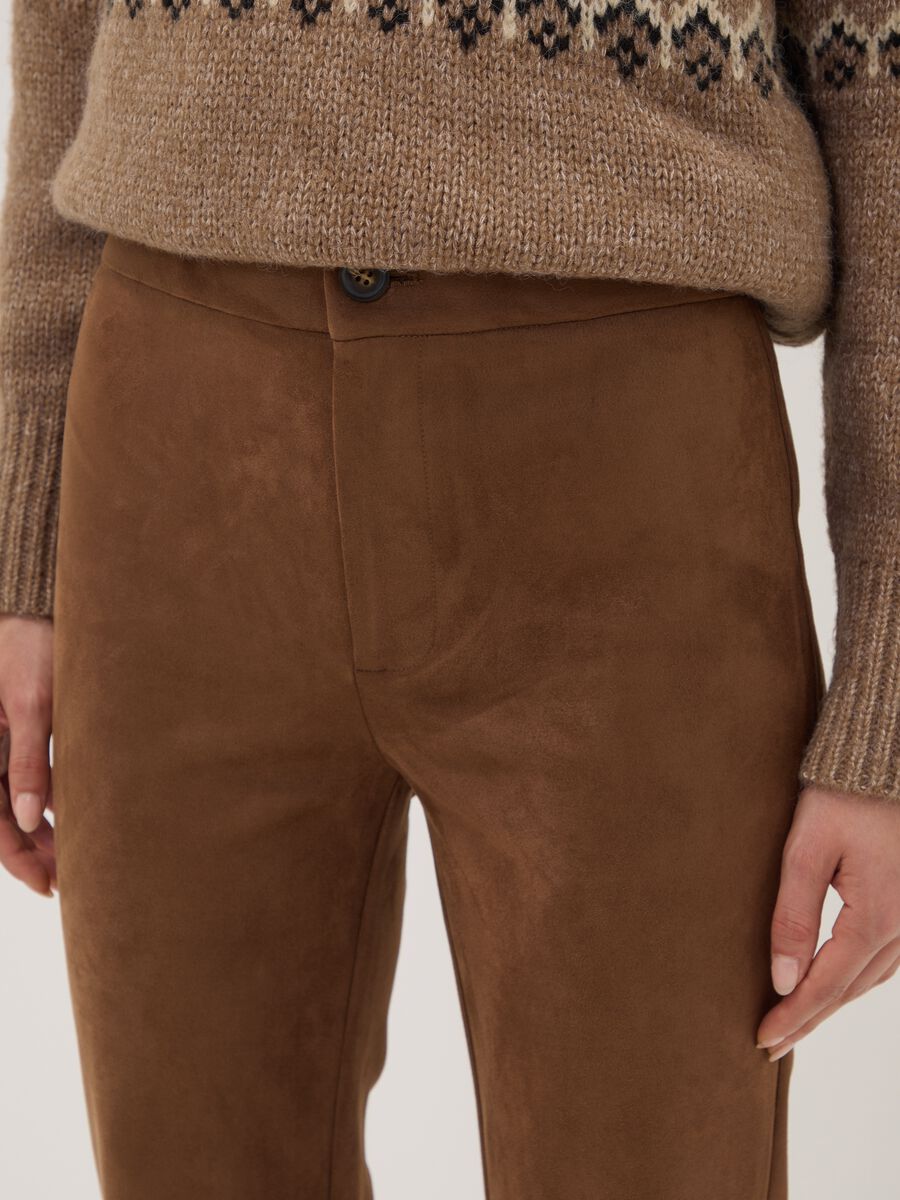 Pantaloni marroni flare in tessuto elasticizzato_2