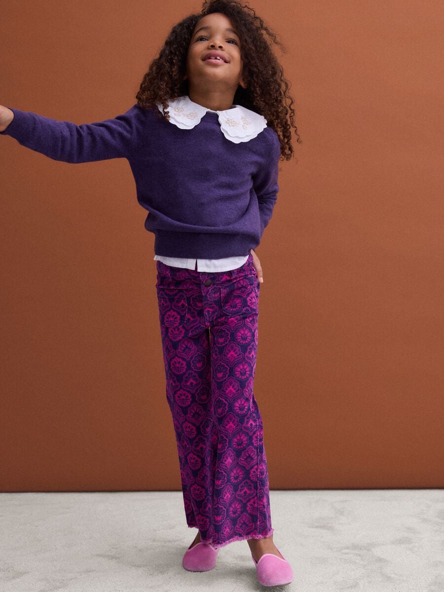Pantaloni flare viola a coste in cotone elasticizzato con fantasia floreale_1