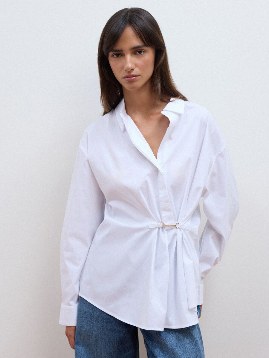 Camicia bianca in popeline di cotone elasticizzato con gancetto in vita_1