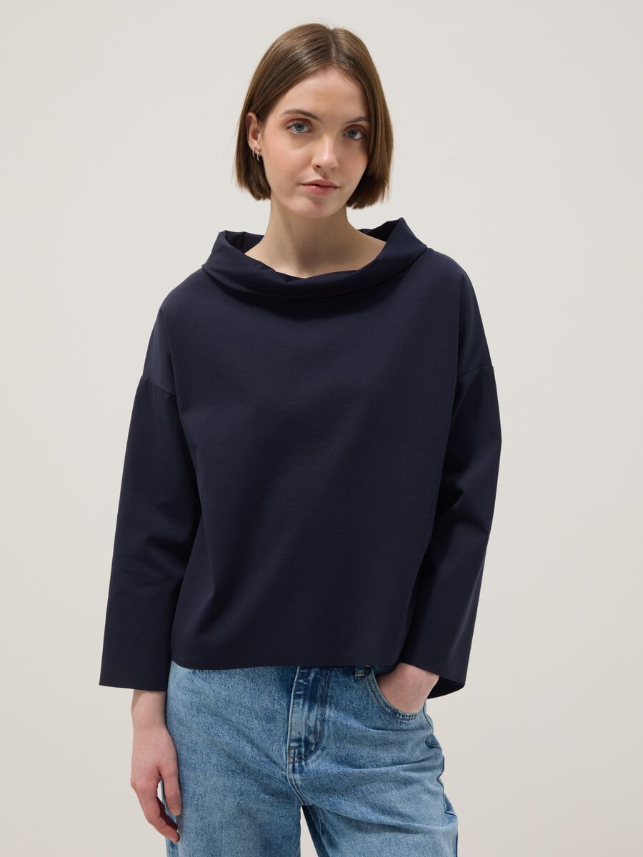 Maglia in misto cotone elasticizzato blu regular fit con collo ampio_0