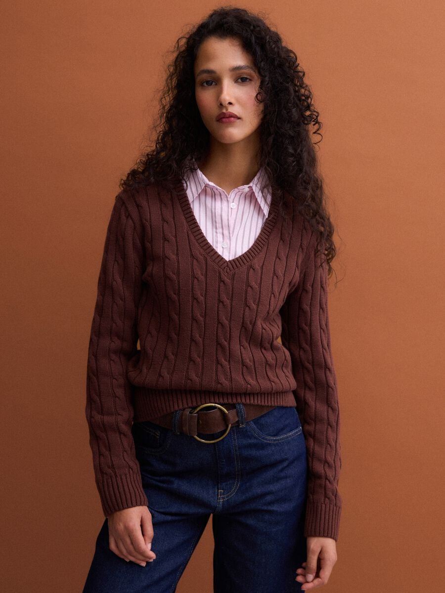 Maglia marrone in puro cotone a trecce con scollo profondo a V_0