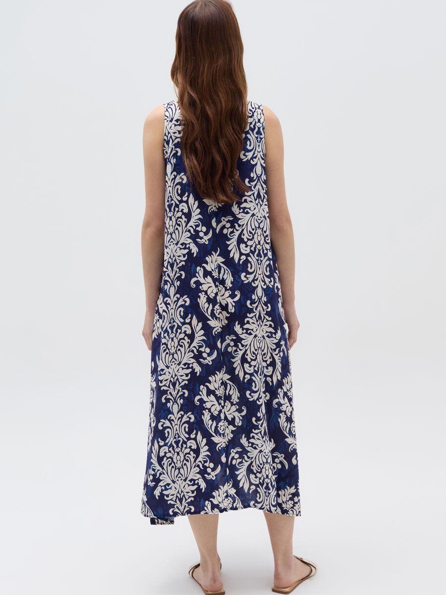Long sleeveless dress with époque pattern_2