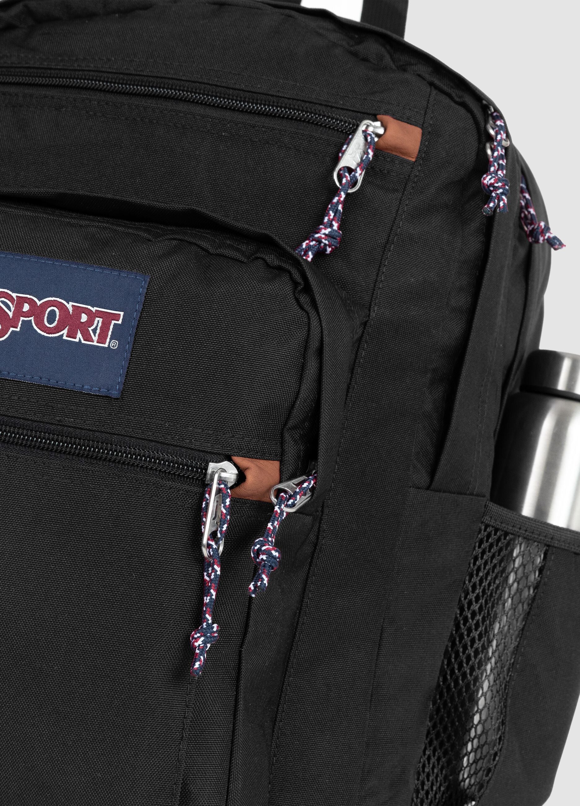 Zaino nero con fondo marrone e tasche esterne