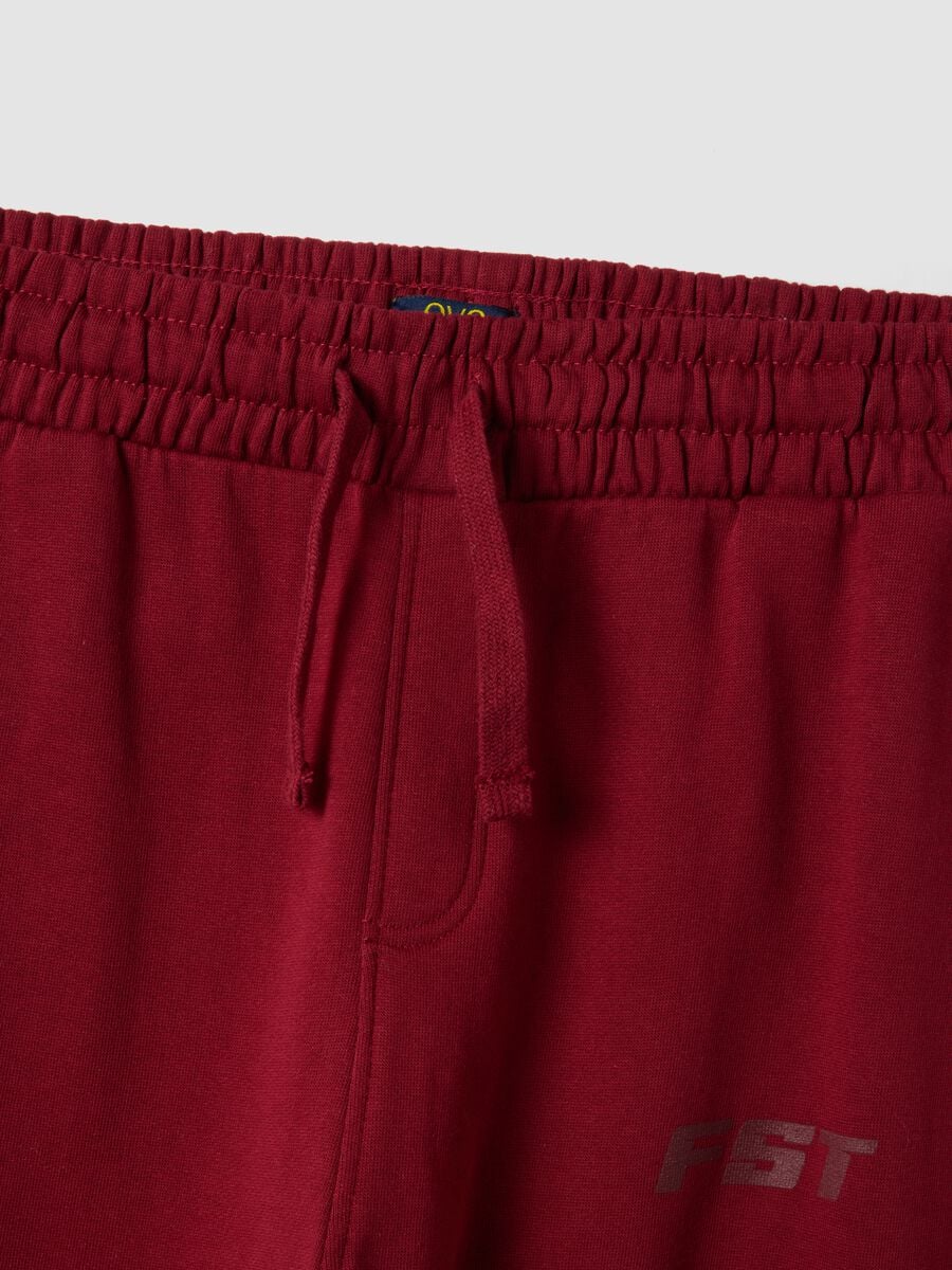 Jogger rossi in puro cotone organico con stampa a scacchi relaxed fit_1