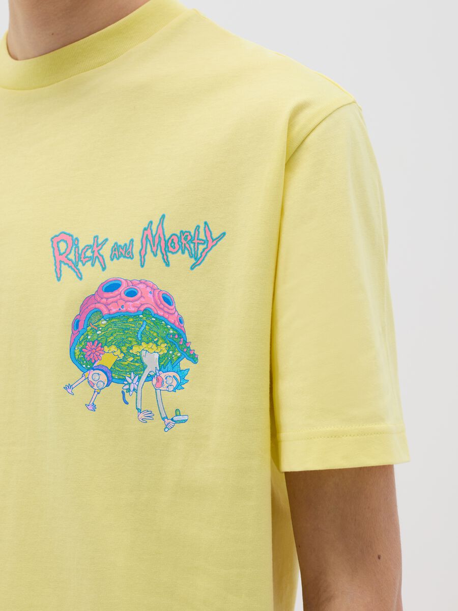 Yellow T-shirt with Rick and Morty print_2