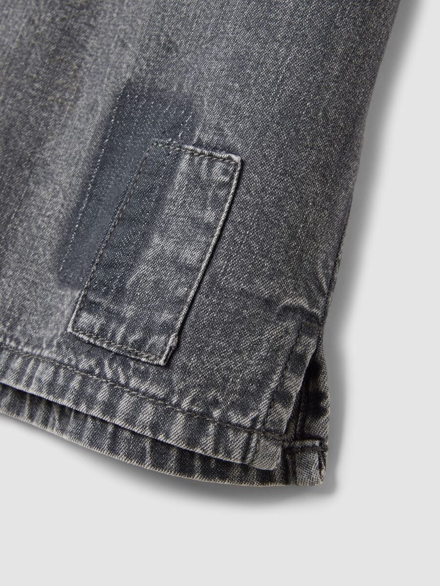 Camicia grigia in puro cotone a maniche corte con patch per bambino_3
