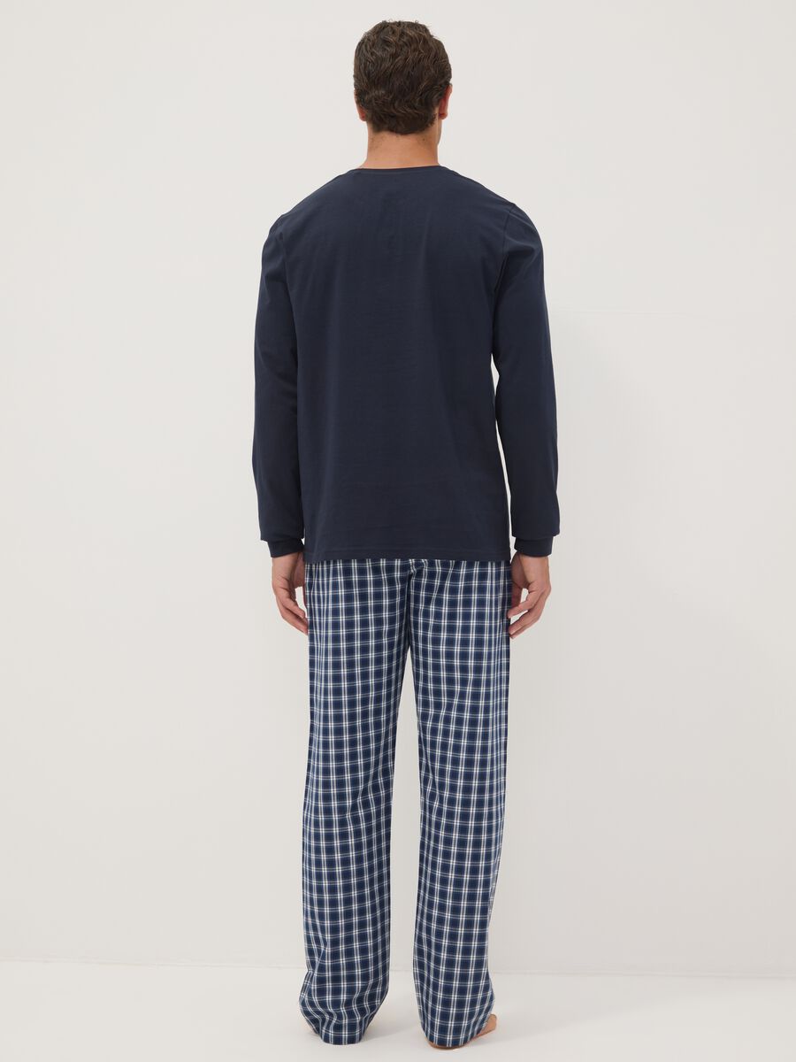 Pigiama blu in puro cotone organico con collo serafino regular fit_2