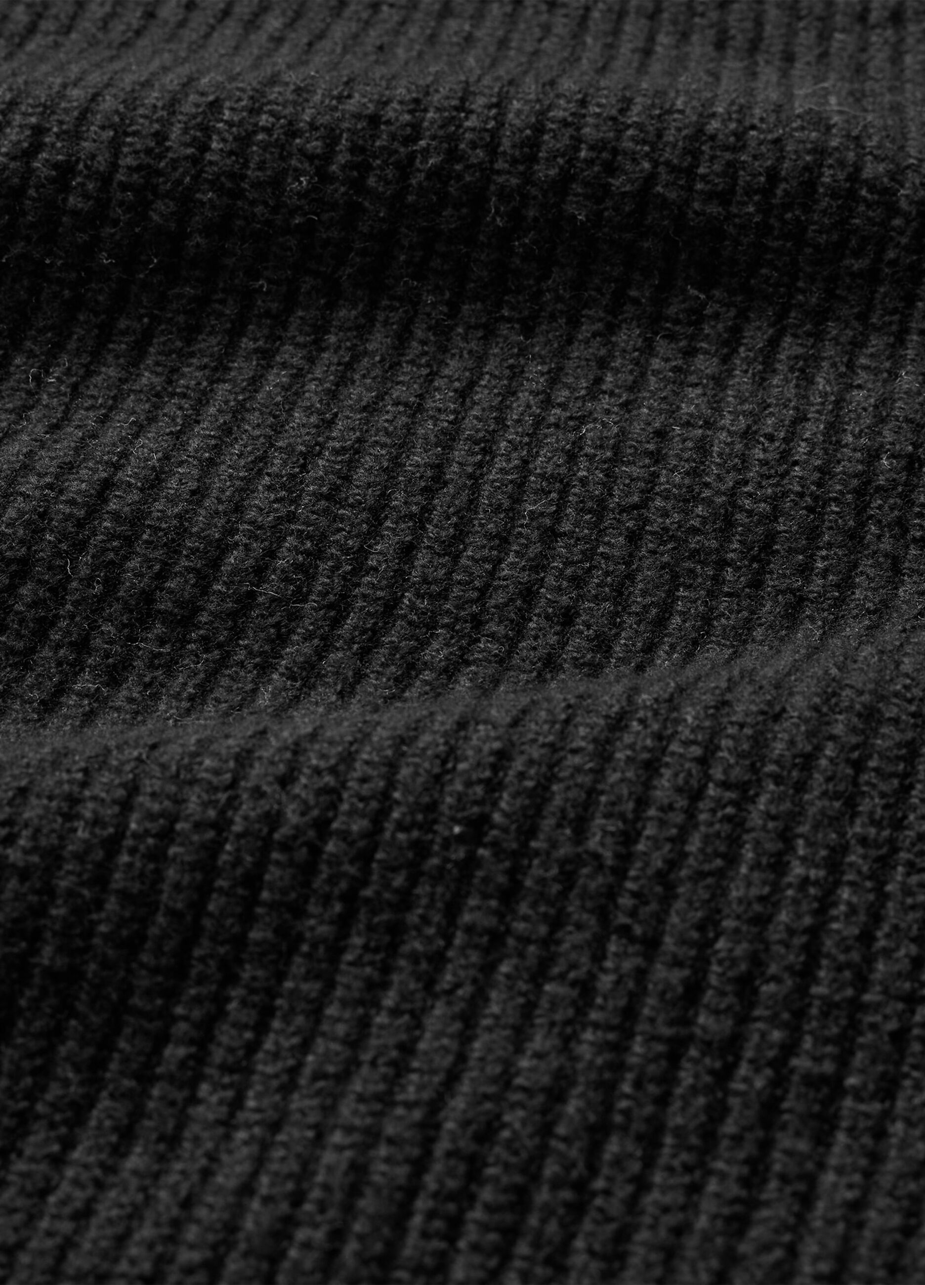 Pullover with ribbed design