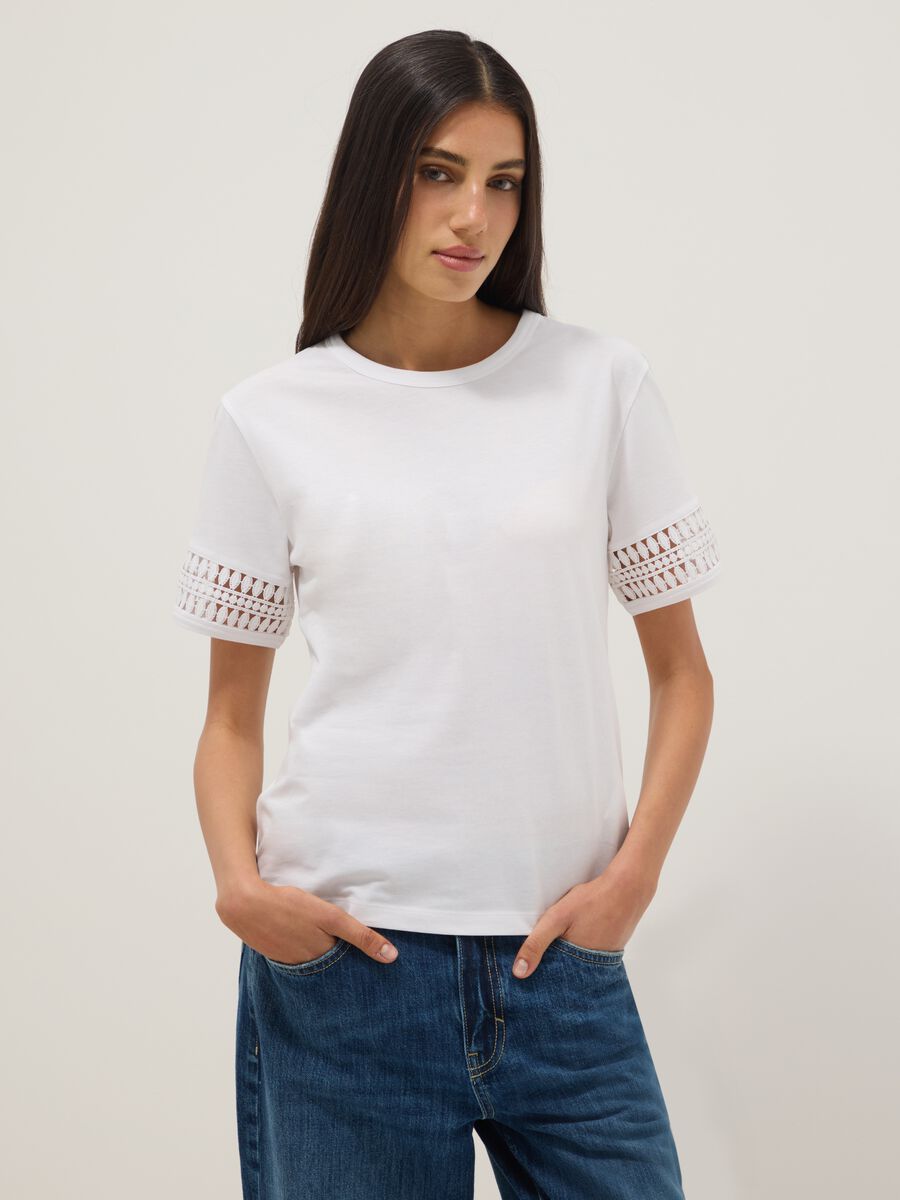 T-shirt bianca in puro cotone con maniche in pizzo_0