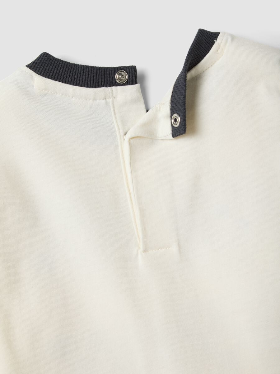 White pure cotton crew-neck T-shirt with racing print for baby boy_3