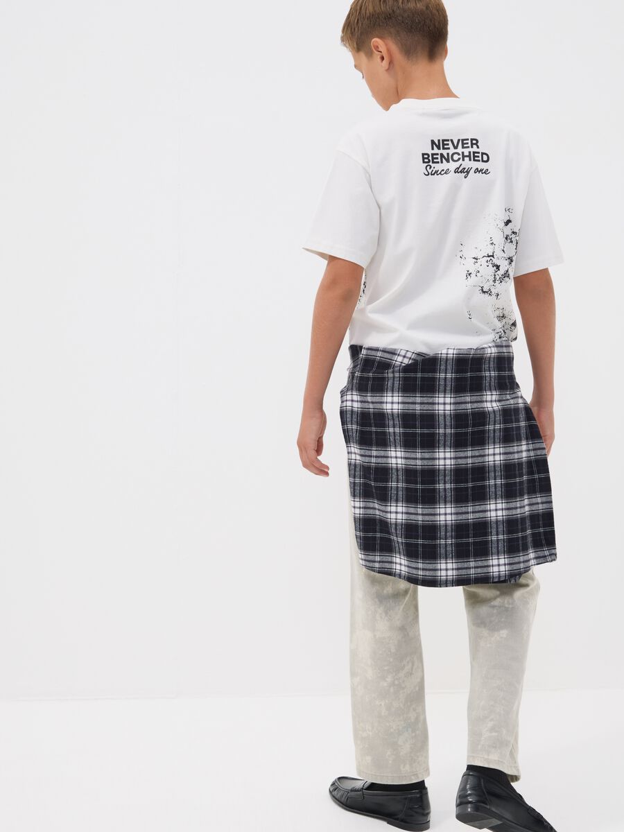 T-shirt over bianca in puro cotone con scritta "Never Benched" per ragazzo_0