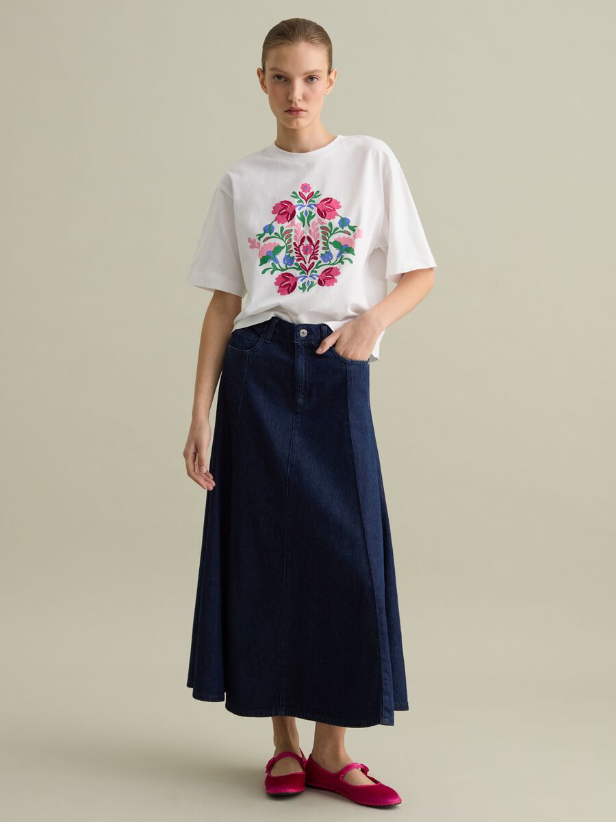 White boxy-fit T-shirt with floral embroidery_1