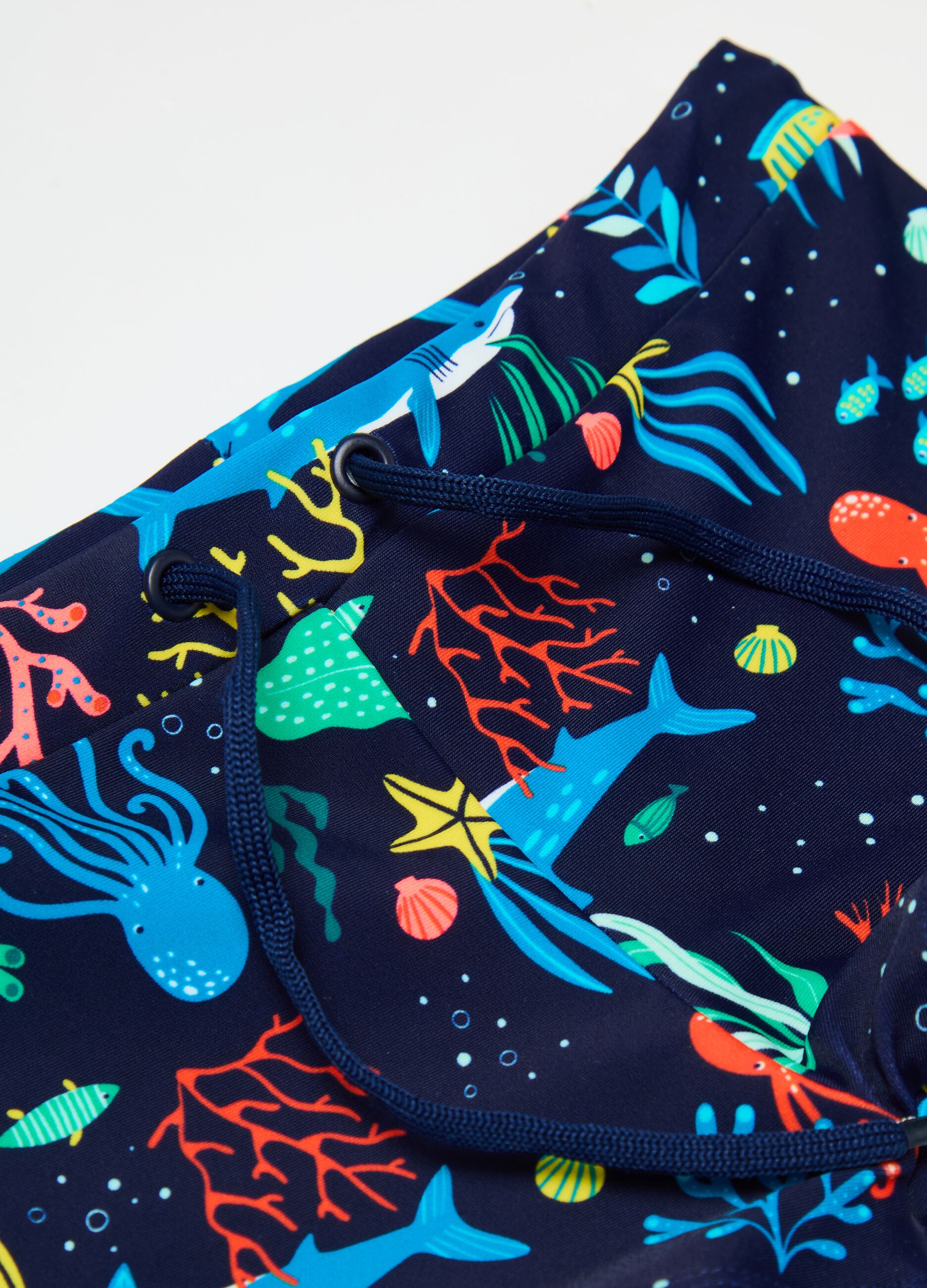 Swimming trunks with print and drawstring