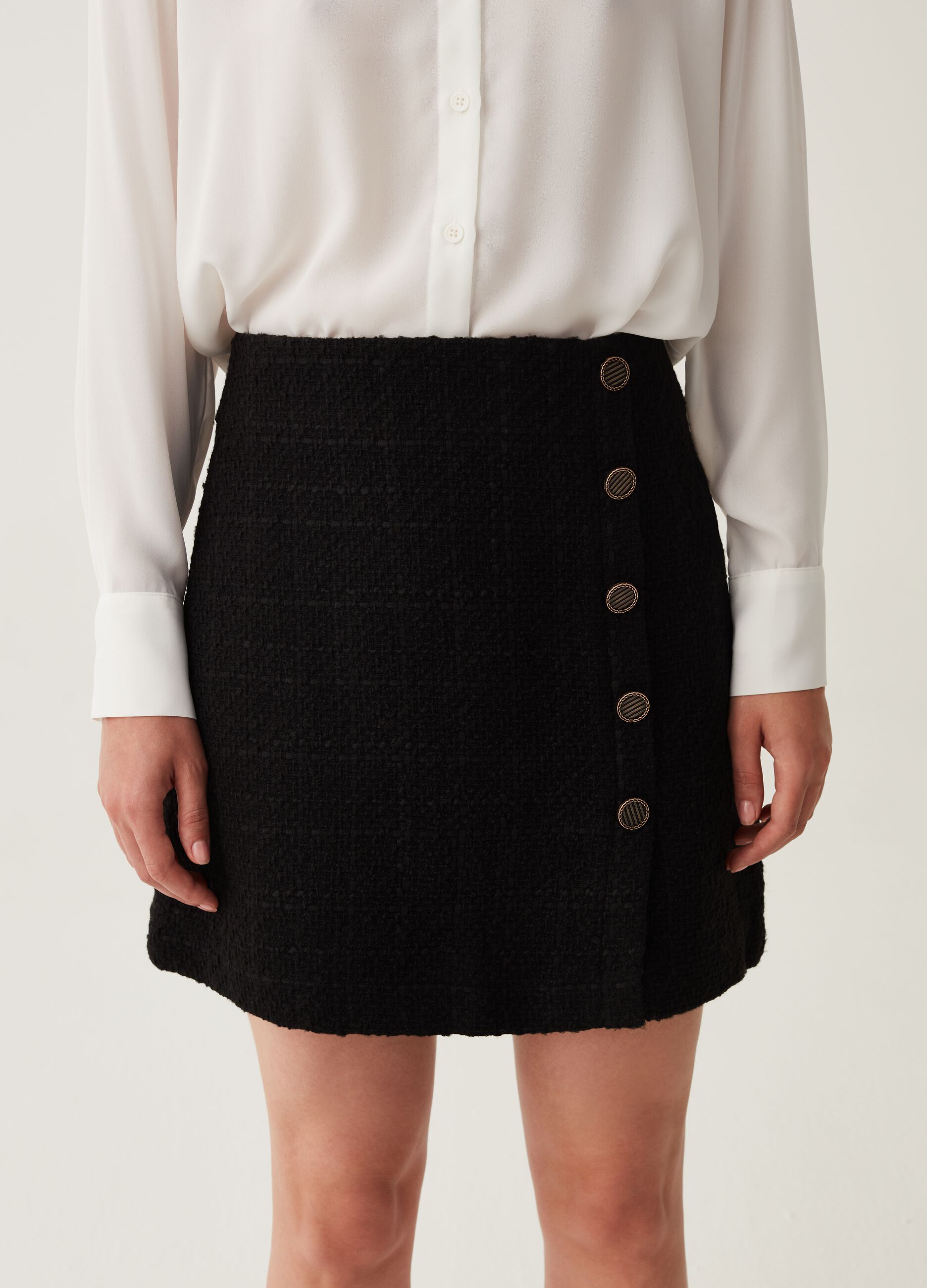 Minigonna in tweed con bottoni lavorati_1