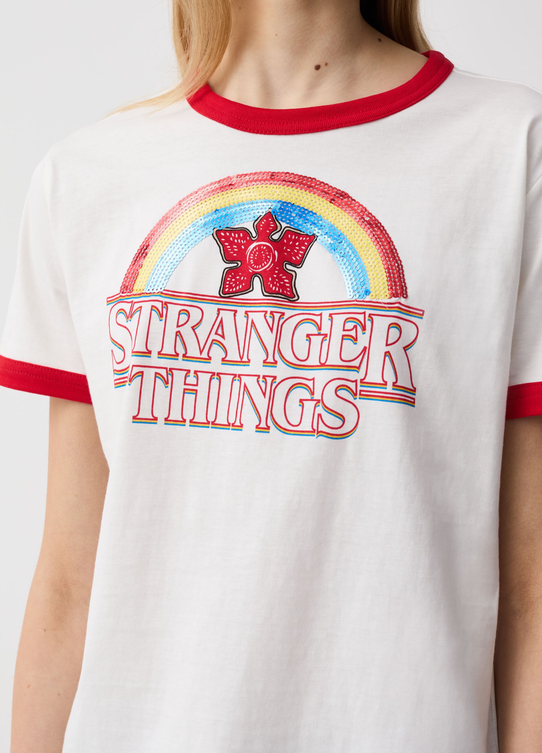 T-shirt stampa Stranger Things con paillettes