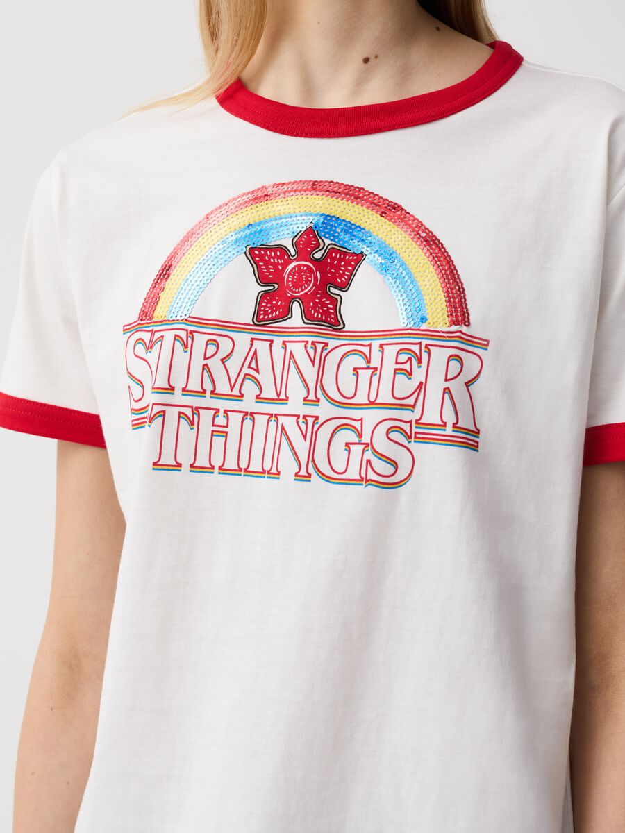 T-shirt stampa Stranger Things con paillettes_1