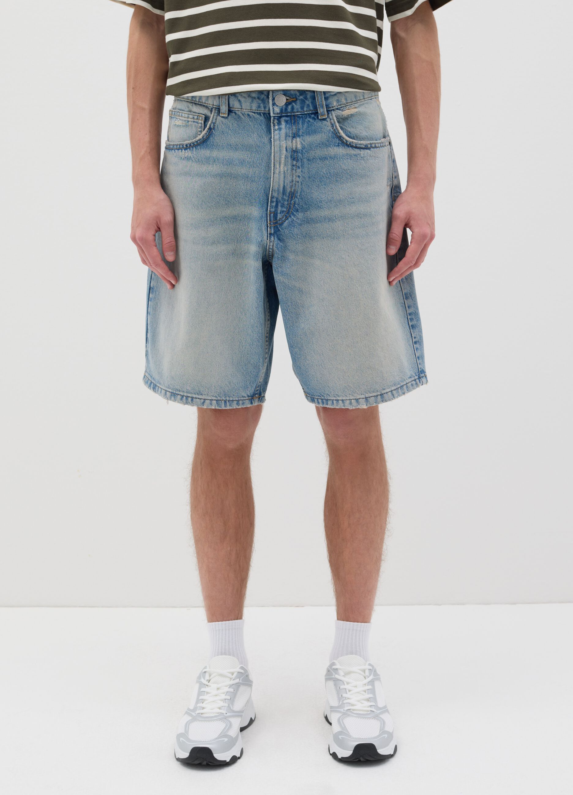 Shorts in denim blu con dettagli strappati