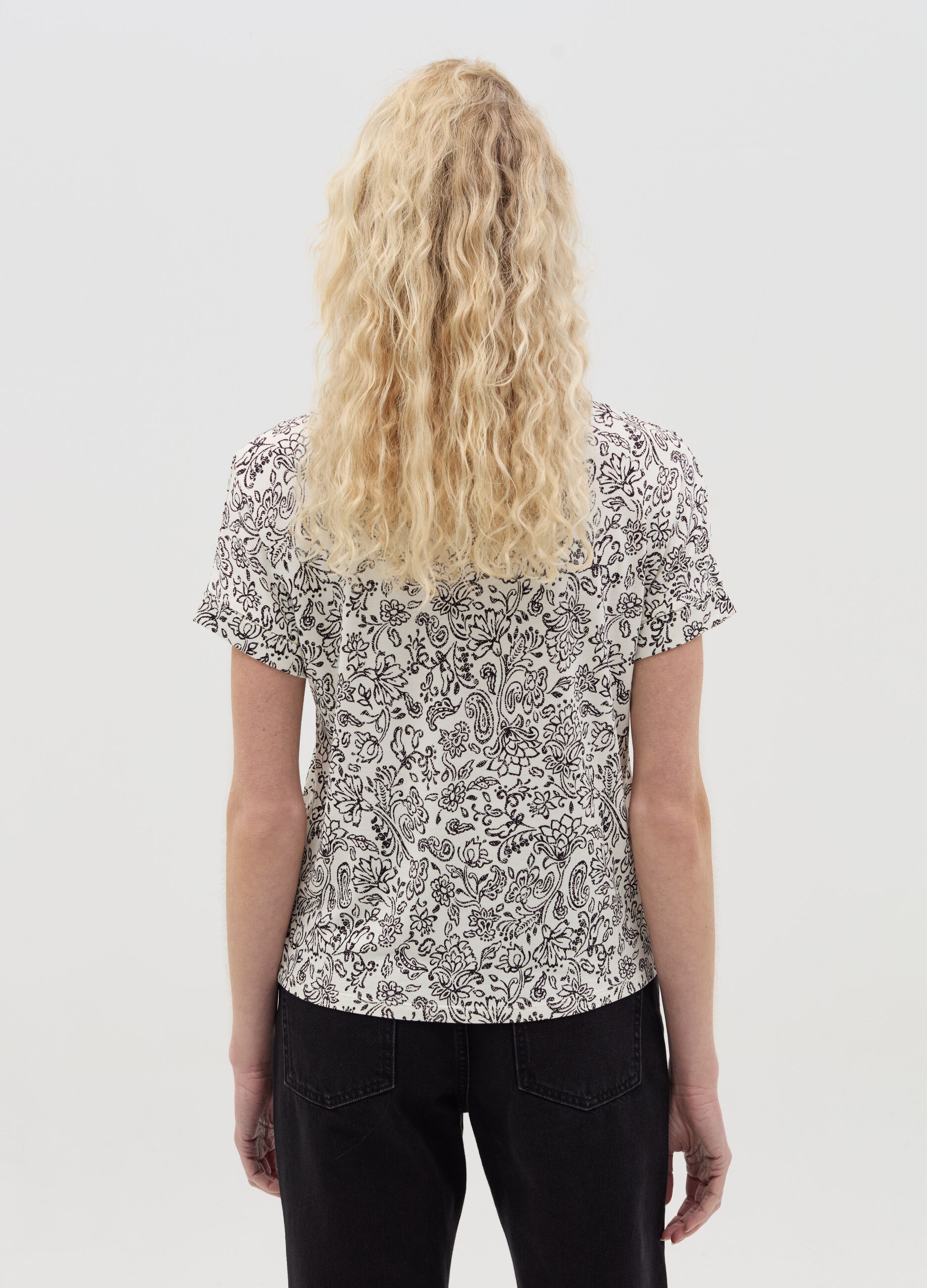 T-shirt with short sleeves and floral print