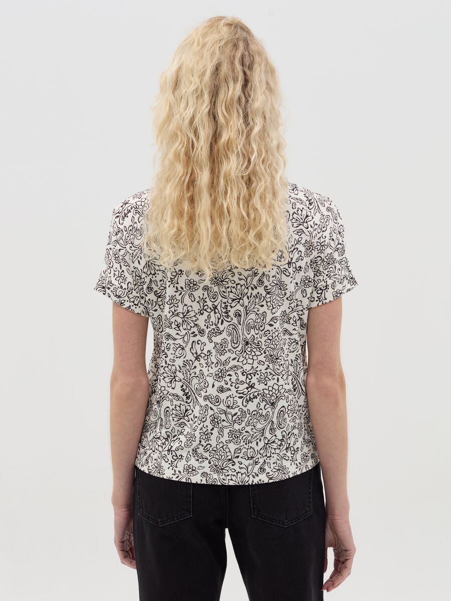 T-shirt with short sleeves and floral print_3